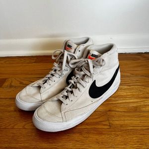 NIKE SPORTS SHOES - MENS SIZE 11